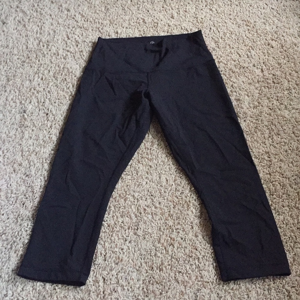 Lululemon Sz 8 High Waisted Black Crops EUC